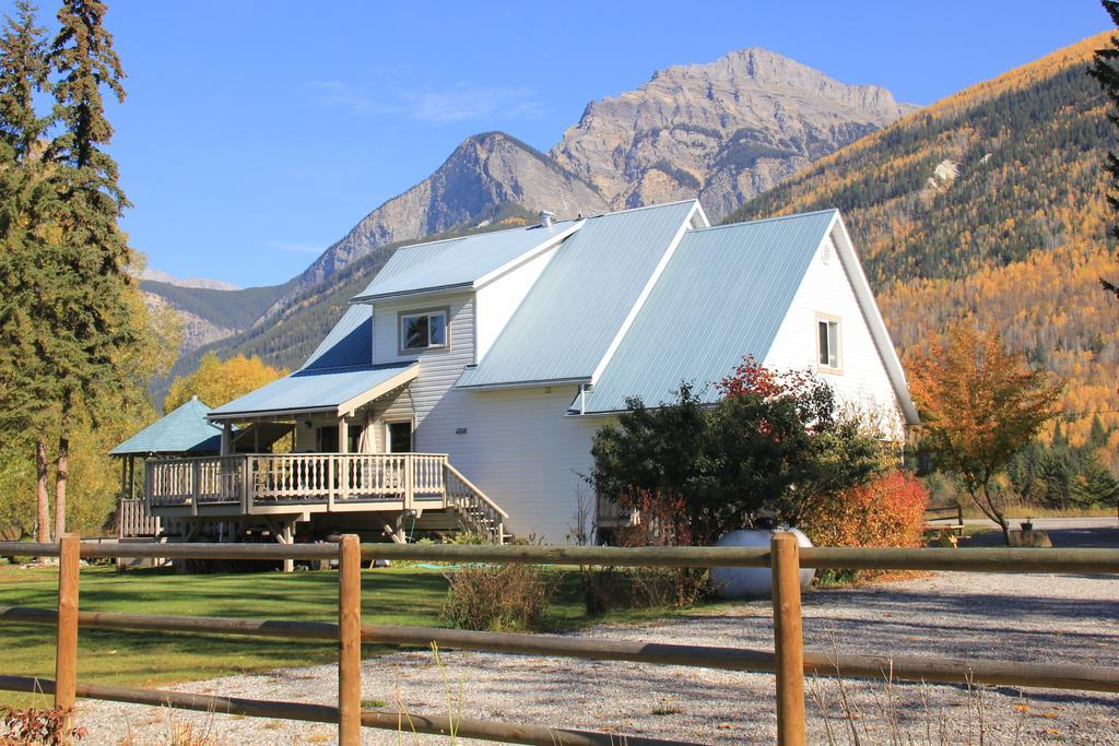 Bear Paw Lodge Golden Exterior photo